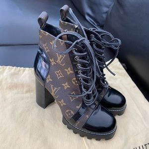 STAR TRAIL ANKLE BOOT (no marks or scratches )